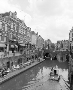 884187 Gezicht op de voorgevels van enkele panden aan de Vismarkt te Utrecht, met op de werf een horecaterras, vanaf de ...